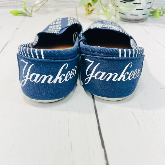 NWT New York Yankees Canvas Slip on Shoes - Size S (5/6) - Picture 5 of 12